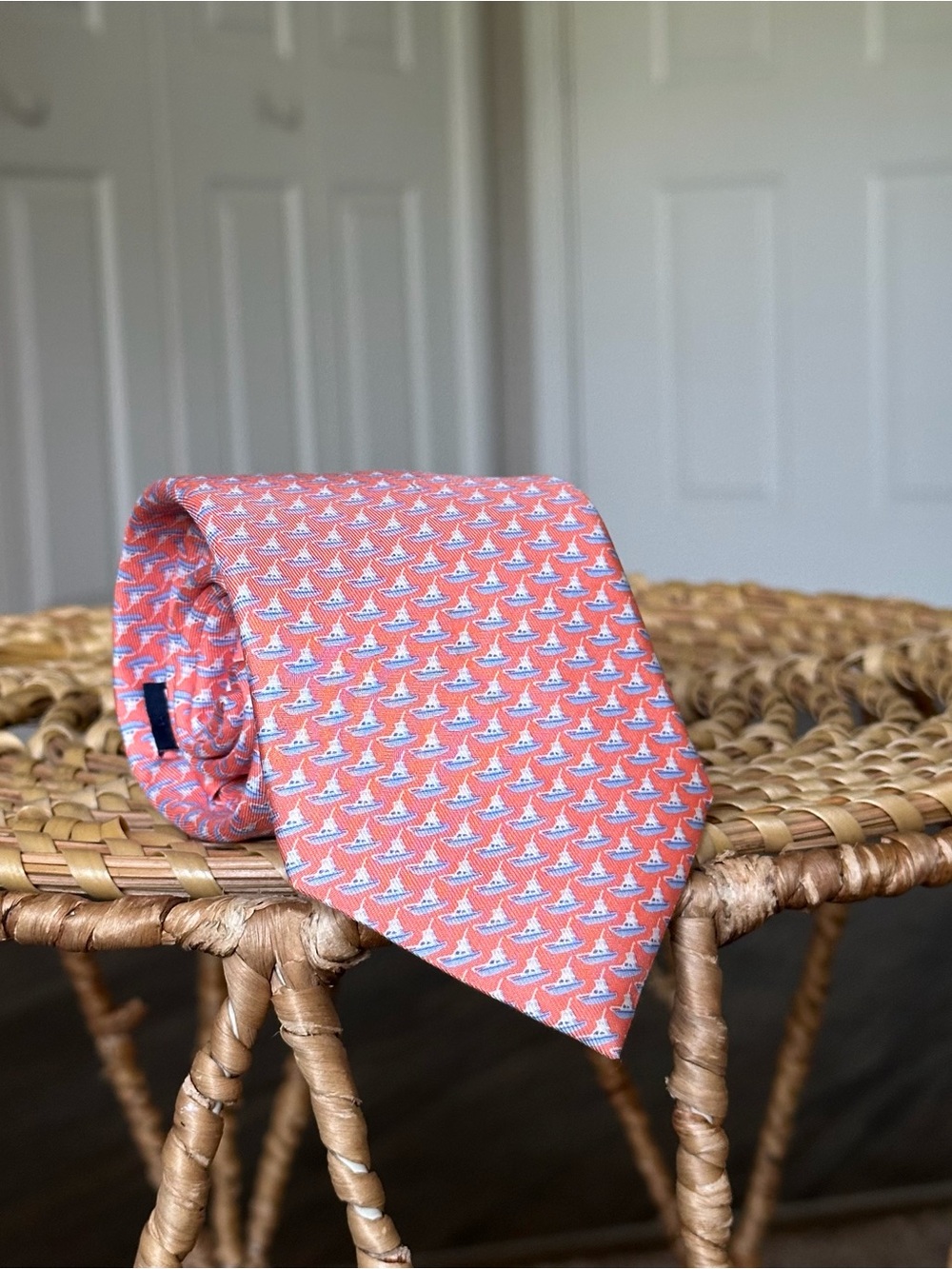 Vineyard Vines Martha’s Vineyard Men’s Sailboat 100% Silk Tie Pink Blue White